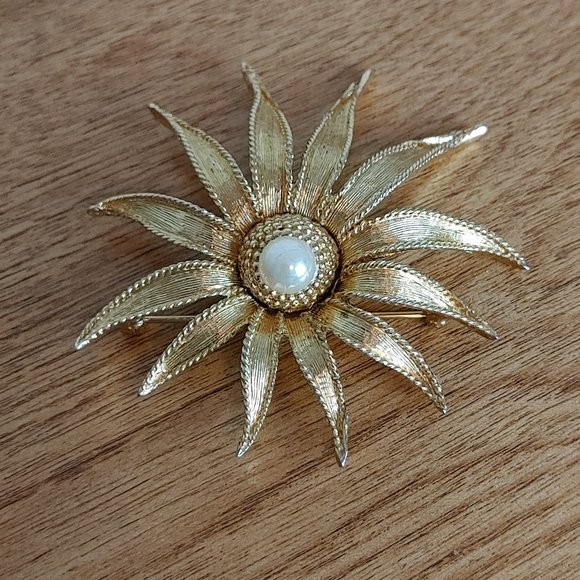 Vintage Marcel Boucher Brooch #7441 Gold Floral with Faux Pearl Center - Picture 3 of 10